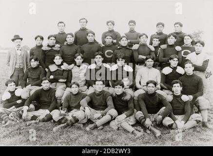 Gruppenportrait der Carlisle Indian School Fußballmannschaft.. Stockfoto