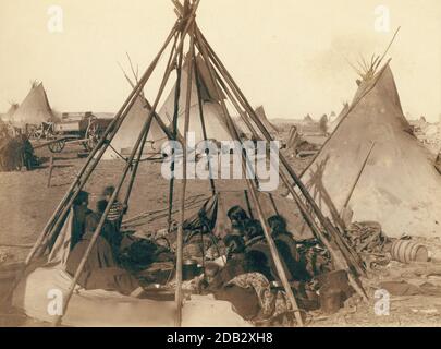 Zuhause von Mrs. American Horse. Besuch der Squaws bei Frau A's Haus in einem feindlichen Lager. Stockfoto