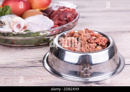 Hackbarsch Rohkost Rezept Zutaten für Hunde bestehend aus Fleisch, Organe, Fisch, Eier und Gemüse Stockfoto