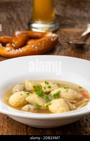 Bayerische Hochzeitssuppe auf einem Teller Stockfoto