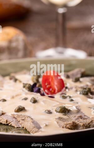 Italienisches Vitello-Tonnato auf einem Teller Stockfoto