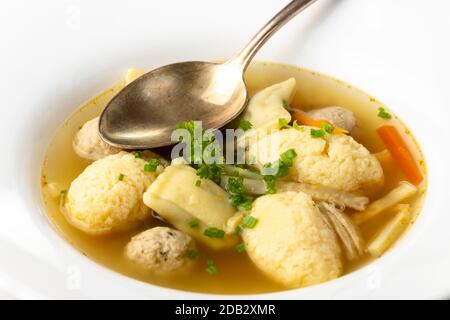 Bayerische Hochzeitssuppe auf einem Teller Stockfoto