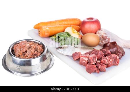 Hackbarsch Rohkost Rezept Zutaten für Hunde bestehend aus Fleisch, Organe, Fisch, Eier und Gemüse Stockfoto