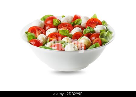 Köstlicher Capresse-Salat mit reifen Tomaten und Mozzarella-Käse mit frischen Basilikumblättern. Italienische Küche. Salat mit Mozzarella, Tomaten, Basilikum, Salz, Stockfoto