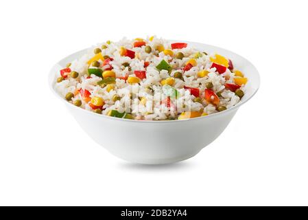 Frischer Reissalat mit gemischtem Gemüse in einer Schüssel isoliert auf Weiß Stockfoto