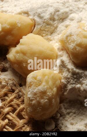 Rohe Kartoffel-Gnocchi mit Mehl Stockfoto