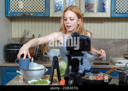 Nettes Teenager-Mädchen ist Dreharbeiten eine Kochshow Stockfoto