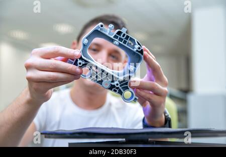 Technisch professionelle Maschine zum 3D-Scannen und Messen von Kunststoffformteilen mit einem Laser. Stockfoto