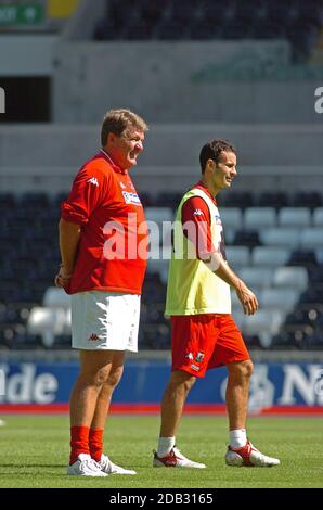 Ryan Giggs mit Manager John Toshack und der walisischen Fußballmannschaft im Liberty Stadium in Swansea, Großbritannien im August 2005 Stockfoto