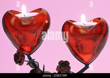 Eine Nahaufnahme von Kerzen in roten Glasherzen Stockfoto