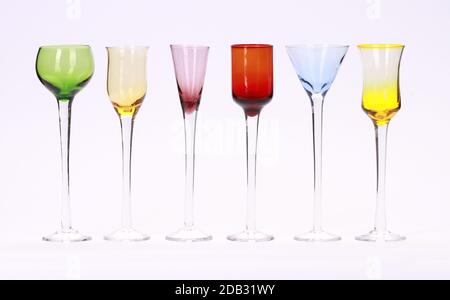 Eine Vielzahl von bunten Cocktailgläsern Stockfoto