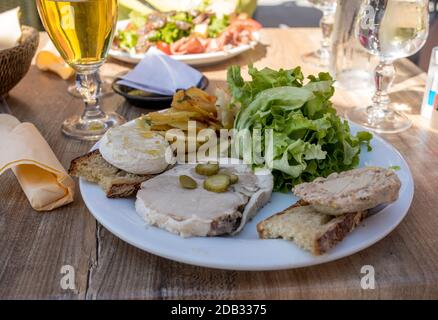 Foie gras auf weiße Platte in La Roque-Gageac, Dordogne, Frankreich Stockfoto