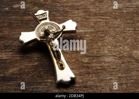 Metallkruzifix auf Holzhintergrund Stockfoto