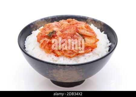 Japanischer gekochter weißer Reis mit Kimchi auf weißem Hintergrund Stockfoto