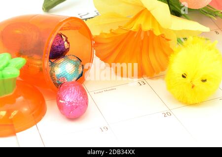 Eine Nahaufnahme des Ostermontags steht im Kalender für die Weihnachtszeit. Stockfoto