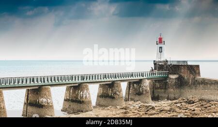 Blick auf den Leuchtturm von Grande Jetée (großer Pier) an der Ausfahrt des französischen Hafen Sables d Olonnes Stockfoto