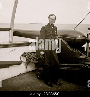 Charleston Harbor, S. C. Konteradmiral John A. Dahlgren steht bei einem Dahlgren-Gewehr auf Deck der U.S.S. Pawnee. Stockfoto