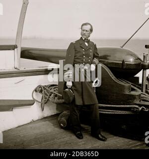 Charleston Harbor, South Carolina. Hinterer Adm. John A. Dahlgren steht bei einem Dahlgren-Gewehr auf Deck der U.S.S. PAWNEE. Stockfoto