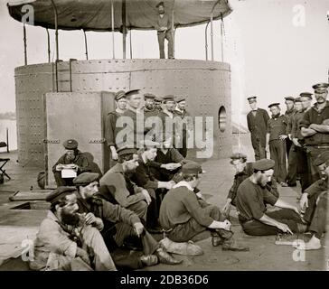 James River, VA. Seeleute entspannen auf Deck der U.S.S. Überwachen. Stockfoto