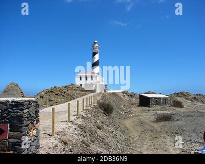 Far de Favarix, Cap de Favàritx Menorca, Balearen, Spanien (Leuchtturm von Favarix) im Jahr 2008. Cap de Favàritx liegt 47 Meter über dem Meeresspiegel mit einer Höhe von 21 Metern. Sein Licht hat eine Reichweite von 16 Seemeilen und das Licht blinkt alle 15 Sekunden in einem Muster von 2+1. Stockfoto