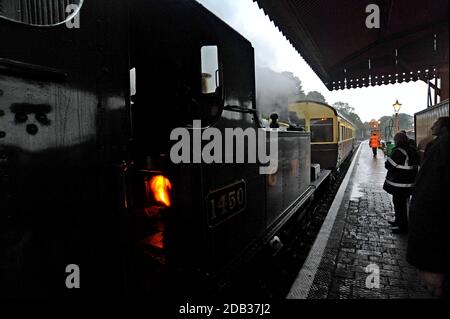 Taxi und Feuerstelle Ansicht der GWR Dampfkessellokomotive 1450 an einem nassen und windigen Tag in Bewdley Station, Severn Valley Railway, Worcestershire Stockfoto