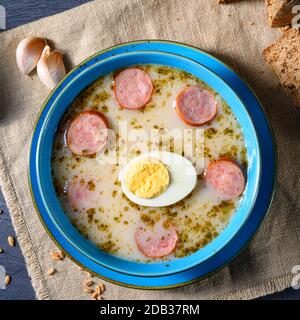 Ostern auf Polnisch: Saurmmehlsuppe zum Osterfrühstück (Żurek) Stockfoto