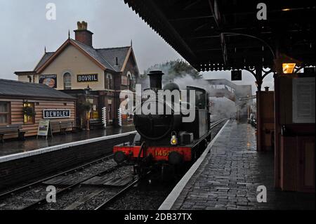GWR Tanklok 1450 fährt an einem nassen windigen Tag durch Bewdley Station bei der Severn Valley Railway, Worcestershire, UK Stockfoto
