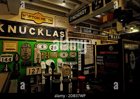 Eine große Ausstellung mit alten Bahnhofstafeln und anderen eisenbahn-Schildern im Kidderminster Railway Museum, Worcestershire Stockfoto