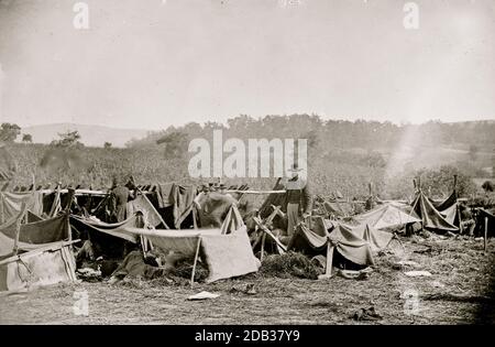 Keedysville, MD., in der Nähe. Confederate verwundet in Smith's Barn, mit Dr. Anson Hurd, 14. Indiana Freiwillige, in Anwesenheit. Stockfoto