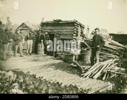 Bürgerkriegslager der 6. N.Y. Artillerie in Brandy Station, Virginia, zeigt die Soldaten der Union vor der Blockhaus-Kompanieküche. Stockfoto