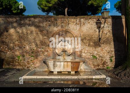 Brunnen der Maske der Heiligen Sabina, hergestellt 1593 und jetzt in Aventine Hill in Rom Stockfoto