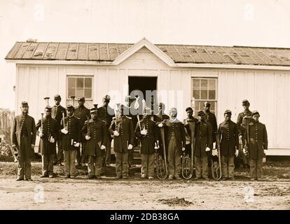 Arlington, VA. Band der 107. US-farbigen Infanterie in Fort Corcoran; Gruppe von zwanzig afroamerikanischen Soldaten mit Musikinstrumenten.. Stockfoto