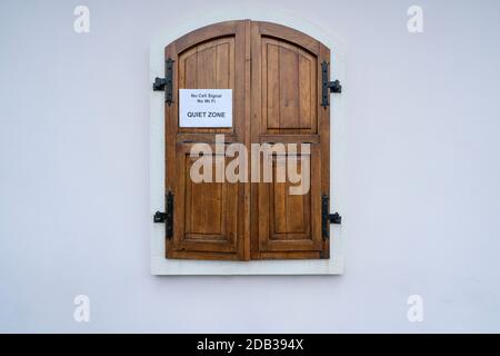 Ein Schild, das auf eine ruhige Zone hinweist, die an einem Holzfenster angebracht ist Stockfoto