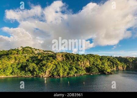 Meer und felsige Küste der tropischen karibischen Insel Saint-Vincent, Kingstown, Saint-Vincent und Grenadinen Stockfoto