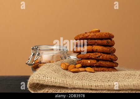 Gestapelte Chocolate Chip Cookies vor beigem Hintergrund Stockfoto