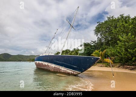 Verlassene segelboot nach der Hurricane Maria am schönen Touristenstrand von Sainte-Anne in Martinique, Insel Caribean bei bewölktem Wetter - s Stockfoto