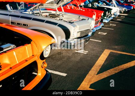 Alte Autos in einer Reihe geparkt, Vintage-Farbe Stockfoto