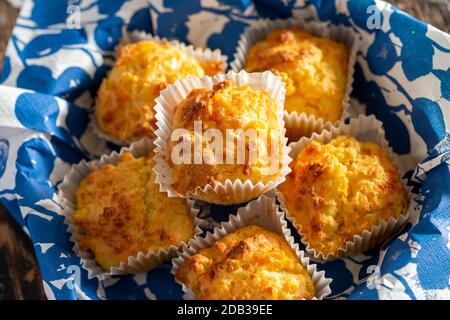 Ganze Cornbread-Muffins mit Cheddar-Käse auf einem Holzhintergrund - FOODPIX Stockfoto