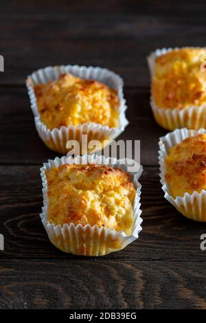 Ganze Cornbread-Muffins mit Cheddar-Käse auf einem Holzhintergrund - FOODPIX Stockfoto