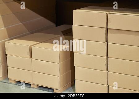 Lager mit Schachteln von Produkten geladen Stockfoto