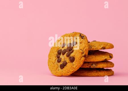 Gestapelte Chocolate Chip Cookies vor rosa Hintergrund Stockfoto