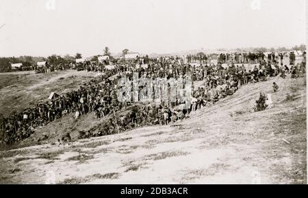 Konföderierte Gefangene in Belle Plain Landing, VA., gefangen genommen mit Johnsons Division, 12. Mai 1864. Stockfoto