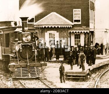 Hanover Junction, Pennsylvania--1863--Hanover Junction Railroad Station (Detail der Lokomotive und Menschenmenge. Stockfoto