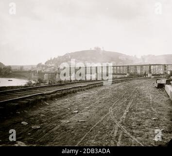 Harper's Ferry, W. VA. Blick auf die Stadt und die Eisenbahnbrücke. Stockfoto