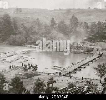 Jericho Mills, VA. Canvas-Ponton-Brücke über den Norden Anna, erbaut von den 50. New Yorker Ingenieuren; das 5. Korps unter General Gouverneur K. Warren überquerte hier am 23d. Blick vom Nordufer. Stockfoto