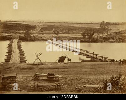 Pontonbrücke über den Rappahannock; zwei Pontonbrücken über den Rappahannock River, die in der Schlacht von Fredericksburg verwendet wurden. Stockfoto