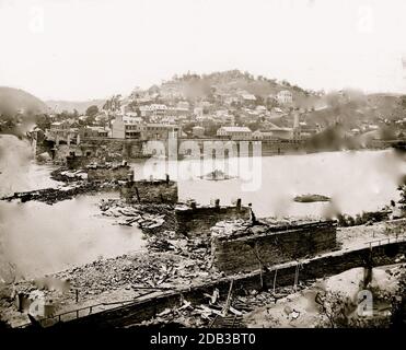 Harper's Ferry, W. VA. Blick auf die Stadt; Eisenbahnbrücke in Ruinen. Stockfoto