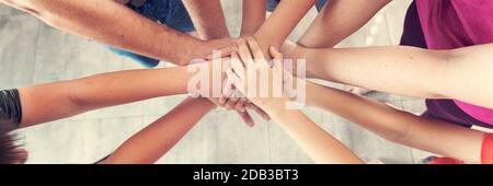 Gruppe von Menschen, die sich zusammenschließen, Erfolg in der Teamarbeit Stockfoto