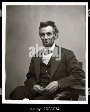 Abraham Lincoln, dreiviertel Porträt, sitzend und mit Brille und Bleistift. Stockfoto