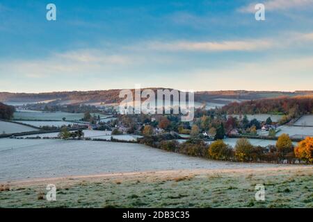 Früher frostiger Herbstmorgen bei Sonnenaufgang mit Blick auf das Dorf Fingest im Hambleden-Tal. Fingerest, Buckinghamshire, England Stockfoto